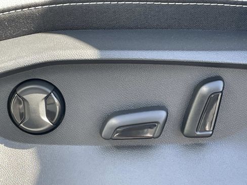 Used 2025 Volkswagen Taos SE w/ Panoramic Sunroof Package FWD image 17