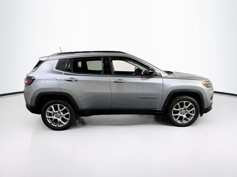 Used 2022 Jeep Compass Latitude w/ Sun and Sound Group AWD/4WD image 4