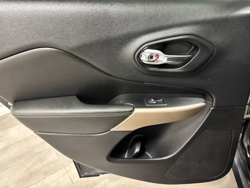 Used 2018 Jeep Cherokee Limited image 17