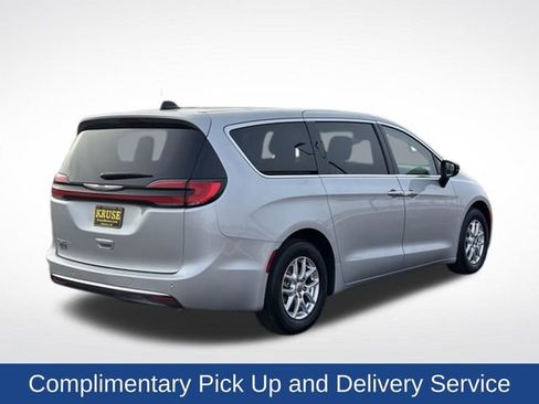 Used 2024 Chrysler Pacifica Touring-L FWD image 3