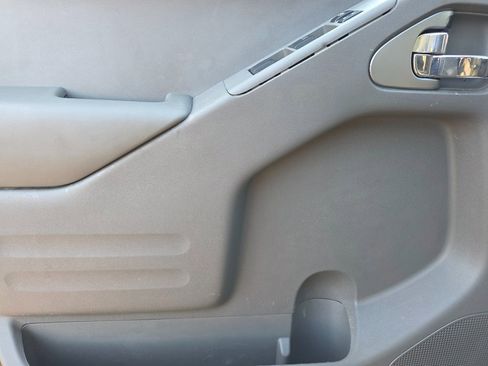 Used 2021 Nissan Frontier SV w/ Midnight Edition Floor Mats image 13