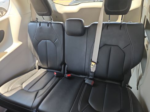 Used 2024 Chrysler Pacifica Touring-L FWD image 8
