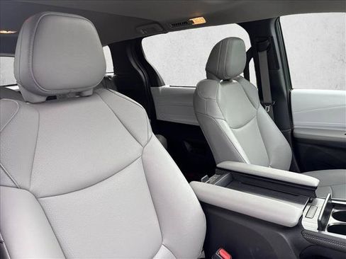 Certified 2025 Toyota Sienna XLE FWD image 28