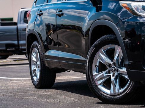 Used 2018 Toyota Highlander Limited FWD image 2