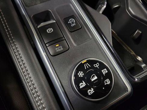 Used 2024 Nissan Pathfinder Platinum AWD/4WD image 16