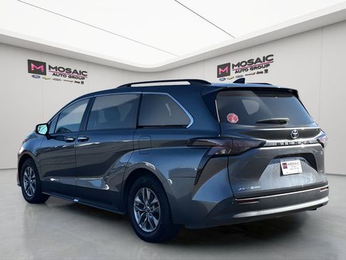 Used 2025 Toyota Sienna XLE image 5