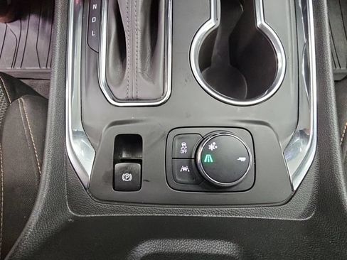 Used 2020 Chevrolet Traverse LT FWD image 21