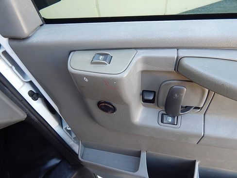 Used 2005 Chevrolet Express 1500 image 24