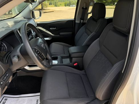 Used 2025 Nissan Frontier SV w/ SV Convenience Package RWD image 12