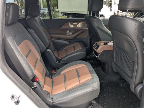 Used 2025 Mercedes-Benz GLS 63 AMG 4MATIC image 33