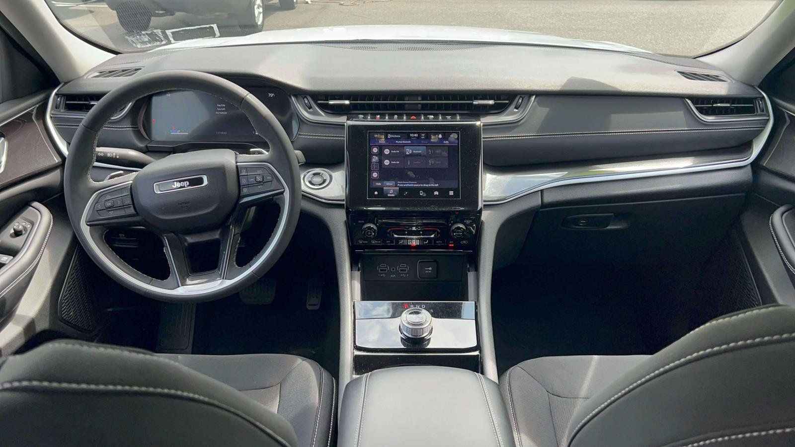 Used 2023 Jeep Grand Cherokee Laredo AWD/4WD image 27