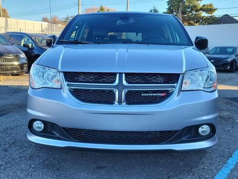 Used 2019 Dodge Grand Caravan SXT image 4