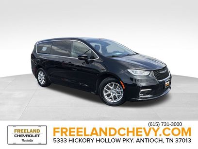 Used 2025 Chrysler Pacifica Select