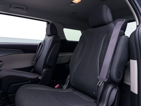 Certified 2023 Kia Carnival LX image 34