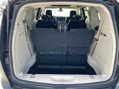Used 2019 Chrysler Pacifica Limited image 23