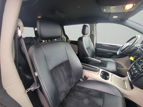 Used 2018 Dodge Grand Caravan SXT image 33