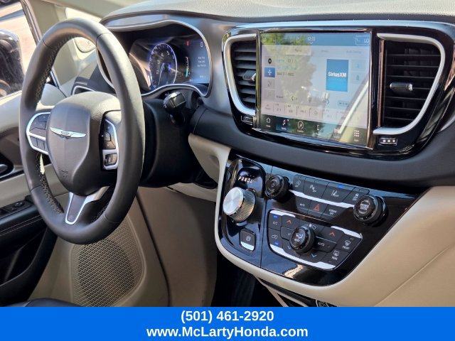 Used 2024 Chrysler Pacifica Touring-L FWD image 19