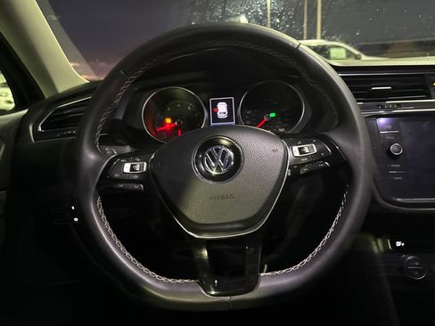 Used 2021 Volkswagen Tiguan SE w/ Panoramic Sunroof Package image 16