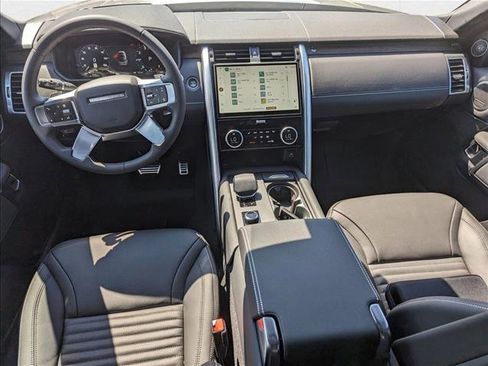 New 2025 Land Rover Discovery Dynamic SE image 16