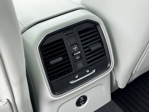 Certified 2025 Porsche Macan image 17