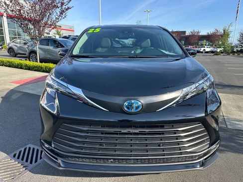 Used 2025 Toyota Sienna XLE w/ XLE Plus Package AWD/4WD image 8