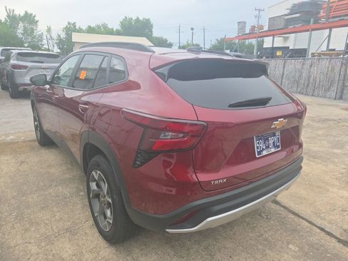 Used 2025 Chevrolet Trax LT w/ LT Convenience Package FWD image 8