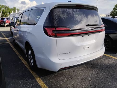 Used 2024 Chrysler Pacifica Touring-L FWD image 6