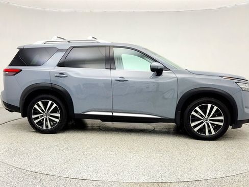 Used 2023 Nissan Pathfinder Platinum image 4