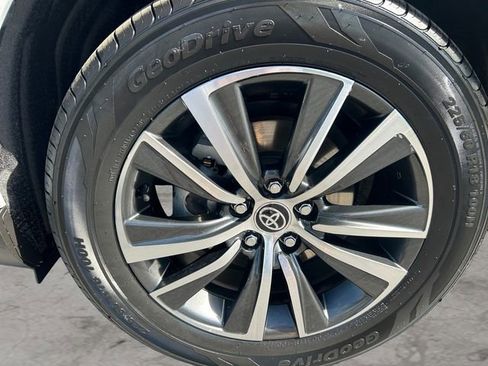 Certified 2023 Toyota Venza LE AWD/4WD image 9