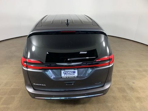 Used 2023 Chrysler Pacifica Touring-L image 11