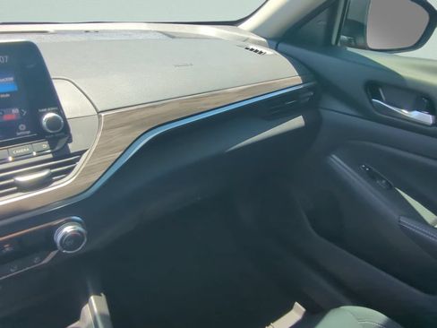Used 2025 Nissan Altima 2.5 SV FWD image 14