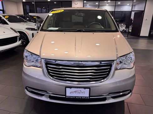 Used 2014 Chrysler Town & Country Touring-L w/ Driver Convenience Group image 7