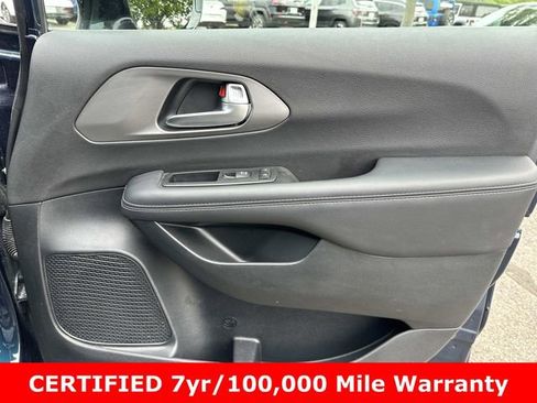 Used 2025 Chrysler Pacifica Select FWD image 10