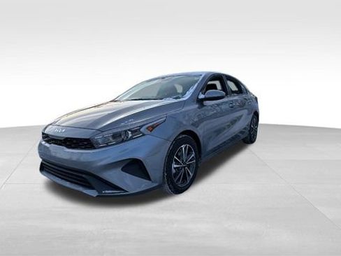 Used 2024 Kia Forte LXS image 2