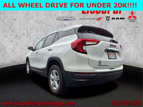 Used 2022 GMC Terrain SLE image 4