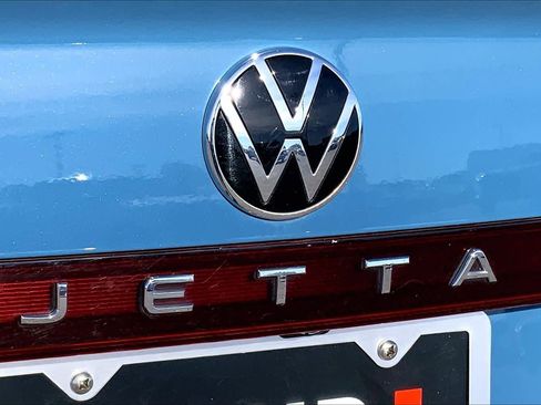 Used 2025 Volkswagen Jetta SE image 32