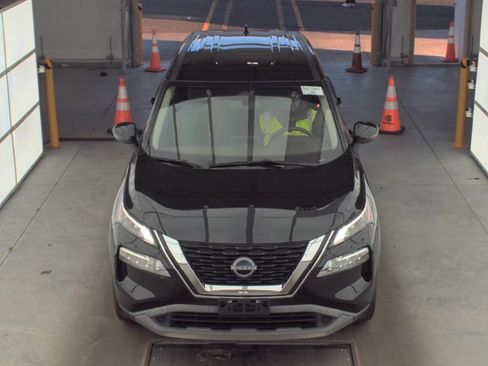 Used 2023 Nissan Rogue SV image 2