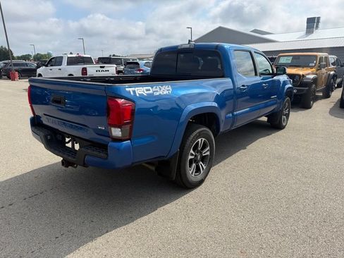 Used 2018 Toyota Tacoma TRD Sport AWD/4WD image 5