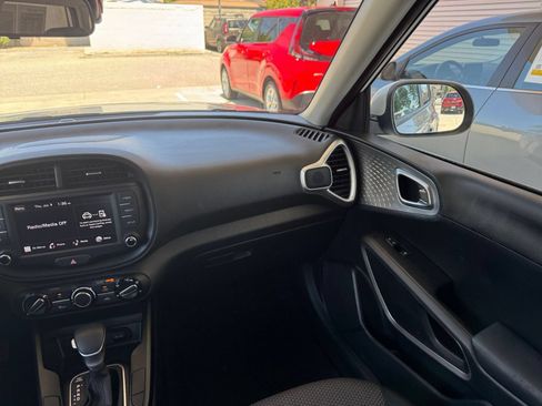Used 2025 Kia Soul LX w/ LX Technology Package FWD image 33