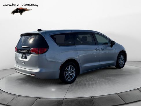 Used 2023 Chrysler Voyager LX FWD image 3