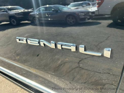 Used 2025 GMC Yukon XL Denali w/ Denali Reserve Package AWD/4WD image 9