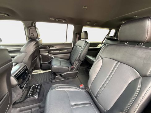 Used 2024 Jeep Wagoneer L Series III w/ Flexible Seating Group AWD/4WD image 15