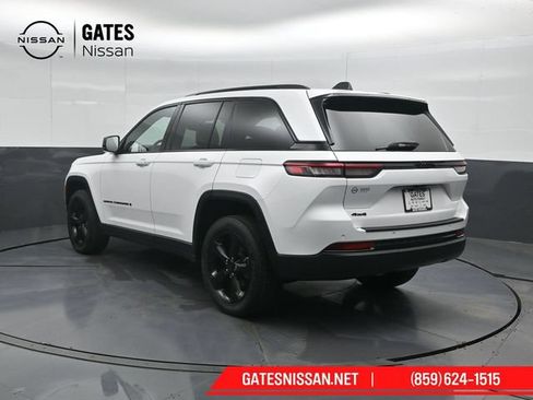 Used 2023 Jeep Grand Cherokee Altitude AWD/4WD image 8