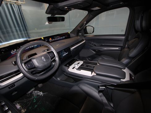 New 2026 Lincoln Navigator Reserve AWD/4WD image 2