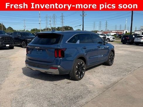 Used 2024 Kia Sorento EX w/ Panoramic Sunroof Package image 3