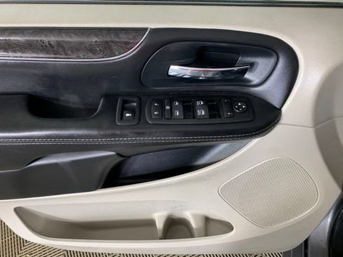 Used 2015 Chrysler Town & Country Touring-L w/ Driver Convenience Group FWD image 31