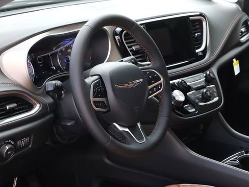 New 2026 Chrysler Pacifica Pinnacle AWD/4WD image 12