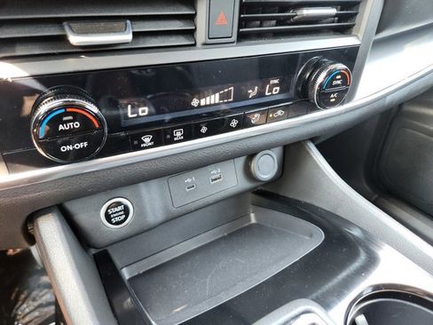 Used 2023 Nissan Rogue SV image 10