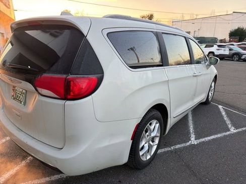 Used 2017 Chrysler Pacifica Touring-L w/ Tire & Wheel Group image 10