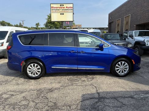 Used 2019 Chrysler Pacifica Touring-L FWD image 4